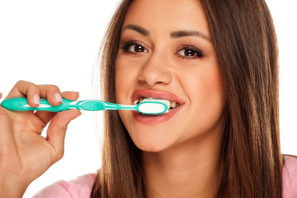 Joven Mujer Cepillándose Los Dientes Cepillo Dientes Sobre Fondo Blanco —  Fotos de Stock