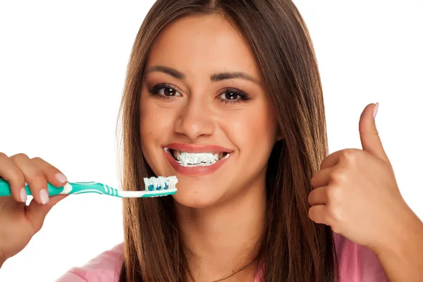 Junge Frau Putzt Ihre Zähne Mit Zahnbürste Auf Weißem Hintergrund — Stockfoto