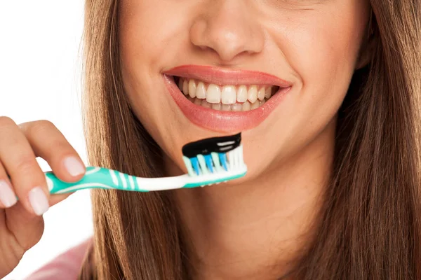 Jovem Mulher Segurando Escova Dentes Com Pasta Dentes Carvão Ativo — Fotografia de Stock