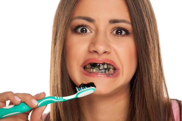 Jovem Mulher Escovando Dentes Com Pasta Dentes Carvão Ativo Preto — Fotografia de Stock