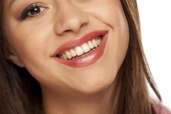 Mujer Sonriente Con Dientes Naturales Sanos — Foto de Stock