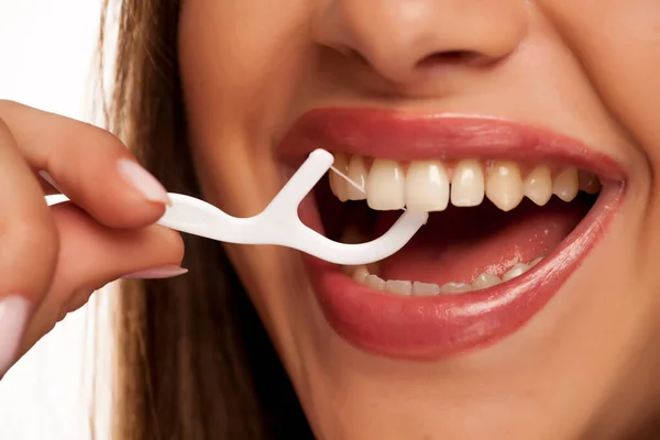 Jovem Bela Mulher Limpa Dentes Com Fio Dental — Fotografia de Stock
