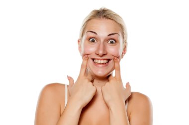 Genç sarışın zorla gülümsedi parmaklarıyla.