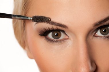 Fırçayla şekillenen kaş yakın plan.