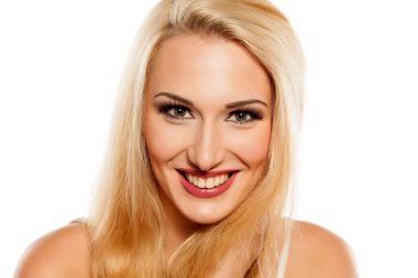 Makyajlı çekici sarışın portresi