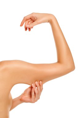 Kadın, beyaz arka planda elinde yağ tutuyordu.