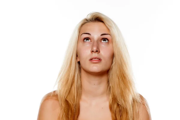 Mladá Blondýnka Žena Bez Make Upu Hledá Nahoru — Stock fotografie