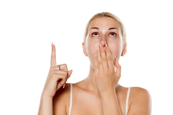 Shocked Blonde Woman Withhout Makeup Looking Pointing — Stock Photo, Image