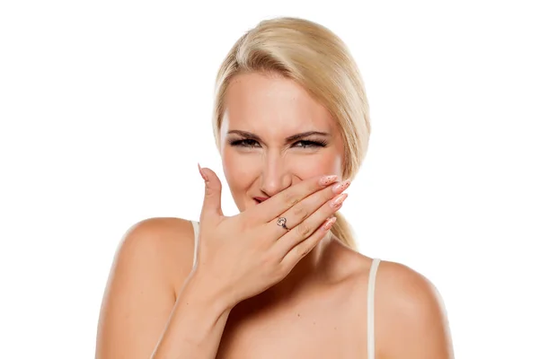 Uśmiechnięta Kobieta Zakrywająca Usta Dłonią — Zdjęcie stockowe