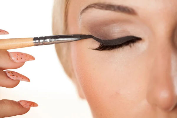 Närbild Applicering Eyeliner Med Borste — Stockfoto