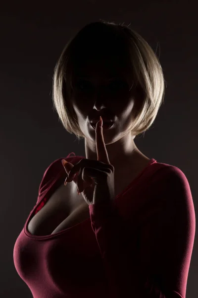 Silhouette Einer Blondine Mit Einem Finger Auf Den Lippen — Stockfoto
