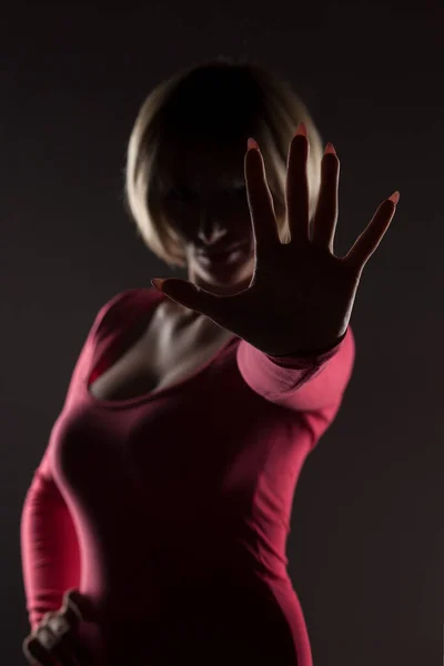 Silhouet Van Een Blondine Met Stopteken Met Haar Hand — Stockfoto