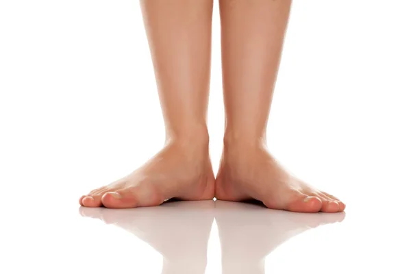 Γυναικεία Γυμνά Πόδια Λευκό Φόντο — Φωτογραφία Αρχείου