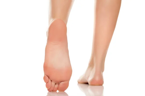 白い背景の女性裸の足 — ストック写真