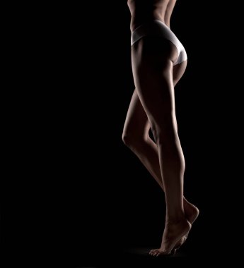 Zarif, güzel şekilli ve bakımlı bir kadının bacakları.