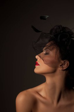 Duvak şapkalı güzel bir genç kadının romantik portresi.