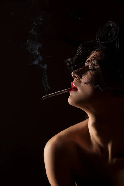 ベールの帽子とタバコと美しい若い女性のロマンチックな肖像画 — ストック写真