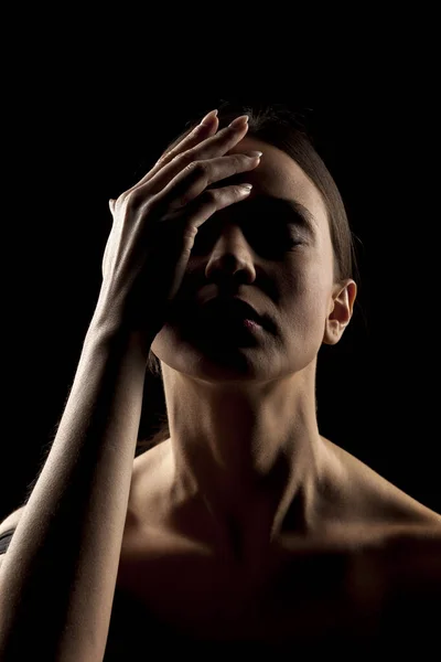 黒い背景に手で目を覆う女性のシルエットの肖像画 — ストック写真