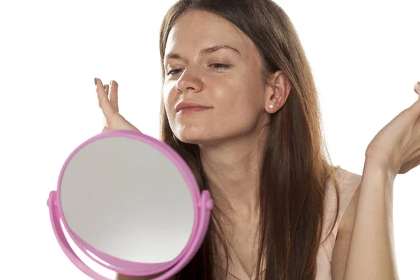 Retrato Una Joven Satisfecha Mirándose Espejo — Foto de Stock