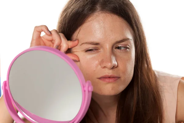 Jonge Vrouw Zonder Make Kijkt Naar Spiegel Haar Rimpels — Stockfoto