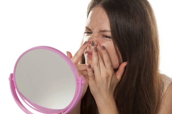 Mujer Joven Nerviosa Sin Maquillaje Mira Espejo Aprieta Sus Granos —  Fotos de Stock