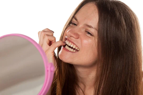 Jovem Sem Maquiagem Olha Espelho Pega Dentes Com Dedos — Fotografia de Stock