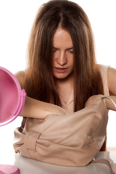 Jonge Nerveuze Vrouw Rommelt Haar Tas — Stockfoto