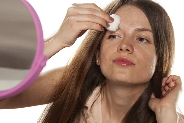 Jonge Vrouw Reinigt Haar Gezicht Met Een Katoenen Bal — Stockfoto