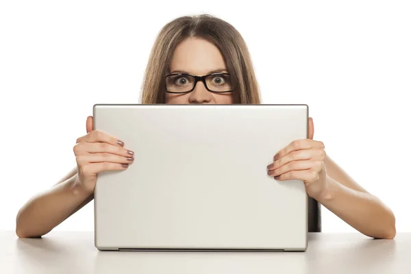 Mulheres Negócios Bonitas Espreitar Atrás Seu Laptop — Fotografia de Stock