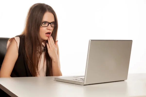 Schockierte Geschäftsfrau Blickt Auf Ihren Laptop — Stockfoto