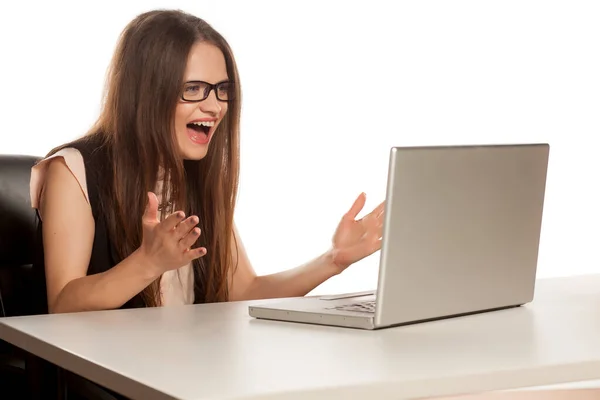 Saiu Mulher Negócios Feliz Olhando Para Seu Laptop — Fotografia de Stock