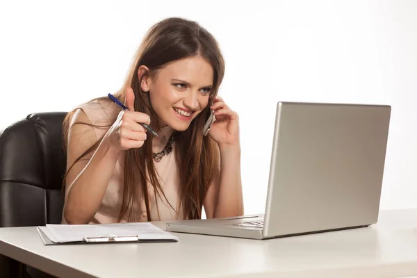 Jovem Mulher Negócios Trabalhando Laptop Falando Telefone Mostrando Polegares — Fotografia de Stock