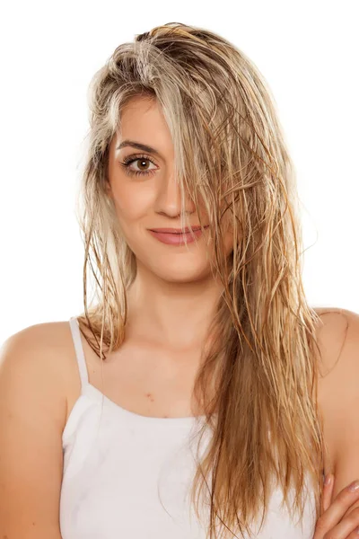 Sorrindo Mulher Loira Com Cabelo Molhado Fundo Branco — Fotografia de Stock