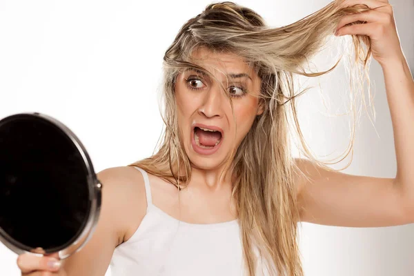 Zoufalý Blondýny Žena Chaotický Mokré Vlasy Bílém Pozadí — Stock fotografie