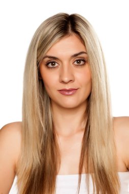 Beyaz arka planda güzel bir kadının portresi.
