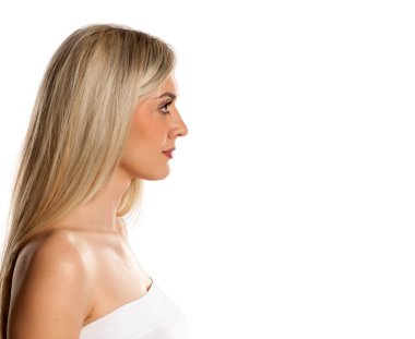 Beyaz arka planda güzel bir kadının profili