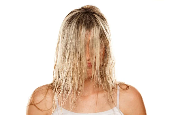 Mladá Blondýna Žena Mokrými Vlasy Přes Její Tvář Bílém Pozadí — Stock fotografie