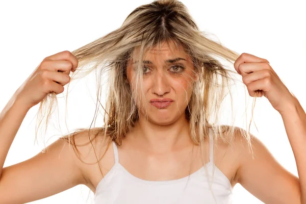 Mulher Loira Desesperada Com Cabelo Molhado Bagunçado Fundo Branco — Fotografia de Stock