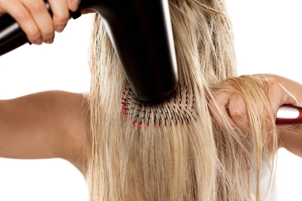 Unbekannte Junge Frau Trocknet Ihre Haare Mit Föhn Auf Weißem — Stockfoto