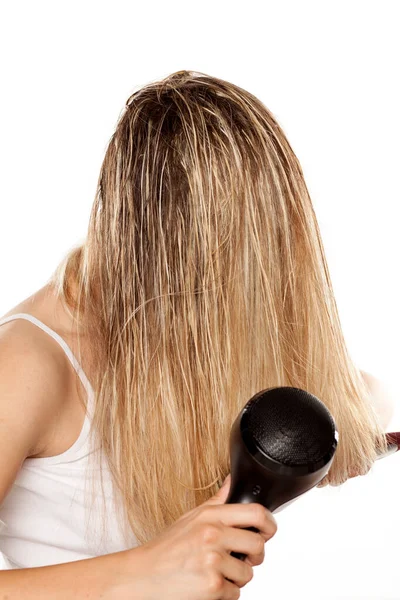 Onbekende Jonge Vrouw Drogen Haar Haar Met Haardroger Witte Backgrund — Stockfoto