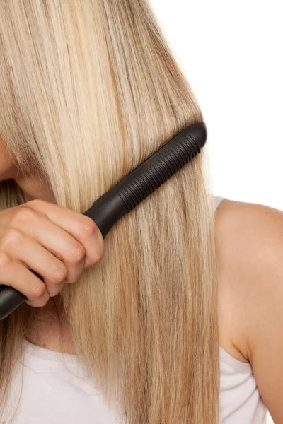 Frau Bügelt Ihre Haare Mit Haarbügeleisen Auf Weißem Hintergrund — Stockfoto