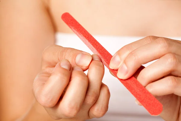 Primer Plano Mujer Que Archiva Sus Uñas Sobre Fondo Blanco —  Fotos de Stock