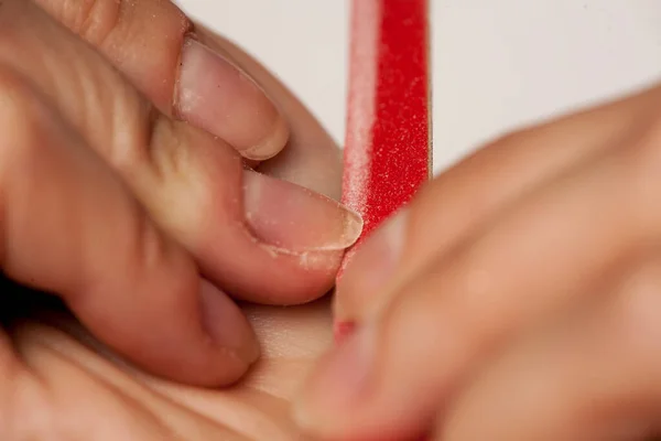 Primer Plano Mujer Que Archiva Sus Uñas Sobre Fondo Blanco — Foto de Stock