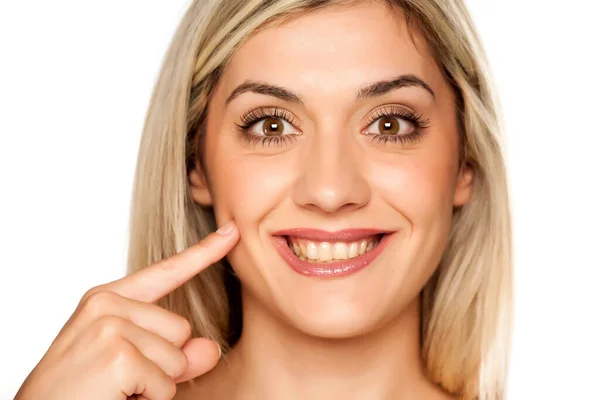 Retrato Jovem Loira Feliz Mulher Tocando Sua Bochecha Fundo Branco — Fotografia de Stock