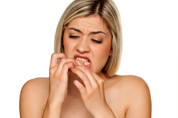 Retrato Jovem Bela Mulher Mordendo Unhas Fundo Branco — Fotografia de Stock