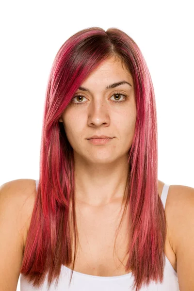 Jeune Femme Sérieuse Avec Les Cheveux Roses Sur Fond Blanc — Photo