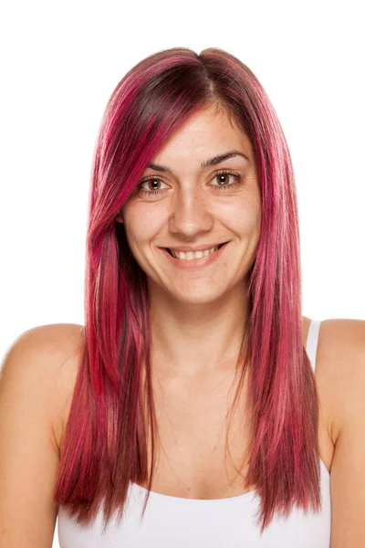 Joven Mujer Sonriente Con Pelo Rosa Sobre Fondo Blanco — Foto de Stock