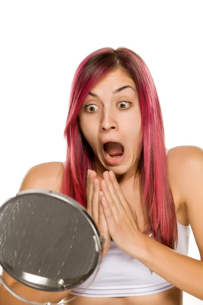 Junge Schockierte Frau Mit Rosa Haaren Auf Weißem Hintergrund — Stockfoto