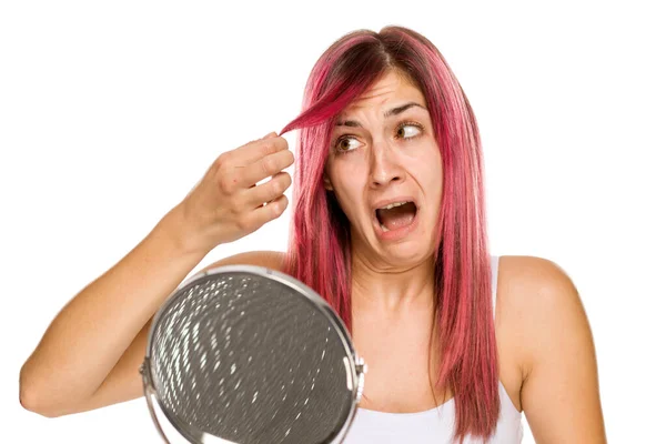 Jovem Mulher Chocada Com Cabelo Rosa Fundo Branco — Fotografia de Stock