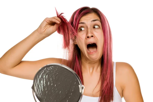 白地にピンクの髪をした若いショックを受けた女性 — ストック写真